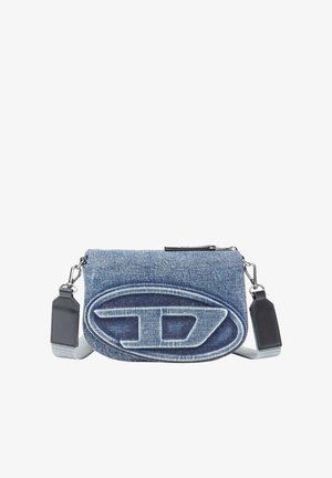 Borsa a tracolla in denim di colore blu, con dettaglio ovale del logo e tracolla nera a contrasto. Presenta chiusura con zip e dettagli in metallo argentato.