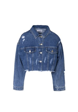 Buitenkant van een lichtblauwe denim jas met versleten plekken. Voorzien van twee voorzakken, knoopsluiting en een klassieke kraag.