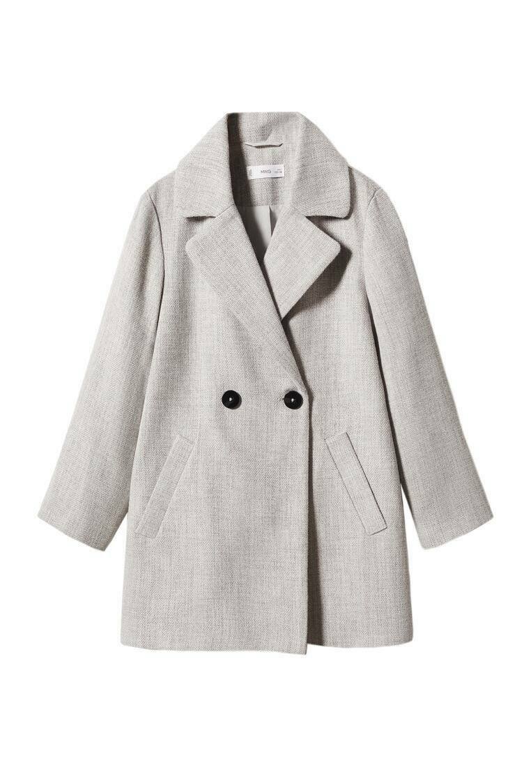 Cappotto grigio doppiopetto realizzato in tessuto testurizzato, con grandi bottoni neri, ampi revers e due tasche laterali.