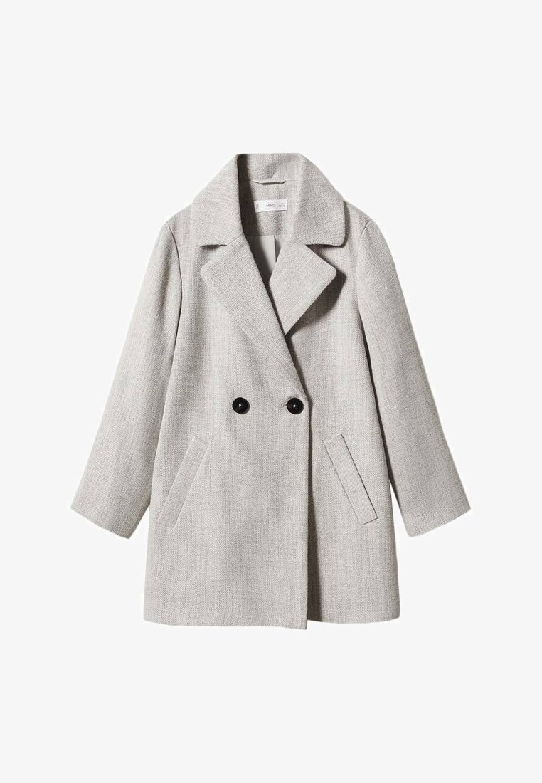 Cappotto grigio doppiopetto realizzato in tessuto testurizzato, con grandi bottoni neri, ampi revers e due tasche laterali.