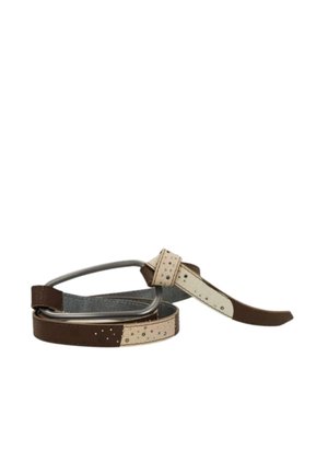 Cintura in pelle marrone e beige con fibbia in metallo argento, arrotolata e distesa su sfondo bianco.