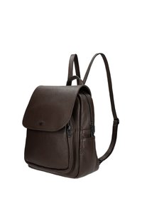 Brauner Leder-Rucksack mit Klappenverschluss, zwei seitlichen Reißverschlussfächern, verstellbaren Trägern und einer strukturierten Oberfläche. Kompakte und funktionale Gestaltung.