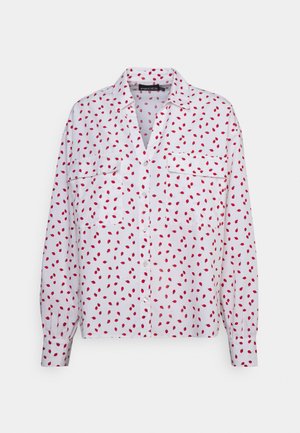 Biała koszula na długi rękaw z czerwonym nadrukiem czereśni, kieszeniami na piersi i klasycznym kołnierzykiem.