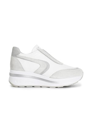 Białe sneakersy z szarymi akcentami z zamszu i metalicznymi detalami. Model wsuwany z grubą białą podeszwą. Gładkie i teksturowane powierzchnie.