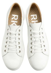 Vita lädersneakers med texturerad yta, rund tå och metallöglor. Inuti har de beige prickig foder och varumärkeslogotyp.