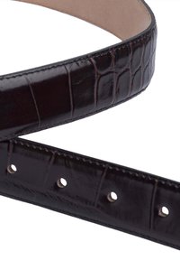 Cinturón de cuero marrón oscuro con textura de estampado de cocodrilo. Presenta costuras precisas y múltiples agujeros para ajuste. Forro interior suave.