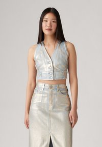Cropped, sleeveless top and long skirt in shiny, light blue denim. Features buttons, structured seams, and a front slit on the skirt.