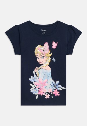 Tengerészkék gyerek ing, amelyen egy szőke fonott hajú lány látható, körülötte rózsaszín és kék virágok, valamint rózsaszín és kék pillangók.