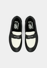 Schwarze Slipper mit einer weißen strukturierten Zehenkappe und Riemen. Verfügt über ein bequemes Design und Vans-Branding auf den Innensohlen.