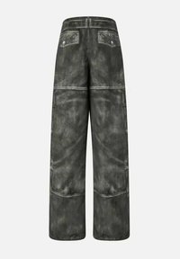 Pantaloni a gamba larga realizzati in tessuto grigio strutturato con finitura effetto usurato. Dotati di tasche posteriori e dettagli di cuciture a contrasto.