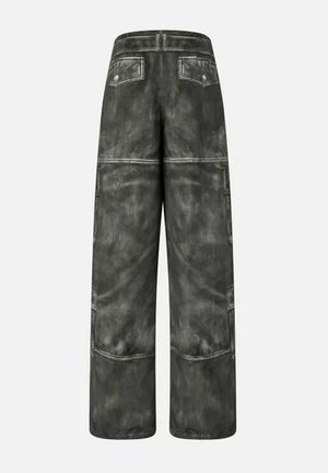 Pantaloni a gamba larga realizzati in tessuto grigio strutturato con finitura effetto usurato. Dotati di tasche posteriori e dettagli di cuciture a contrasto.