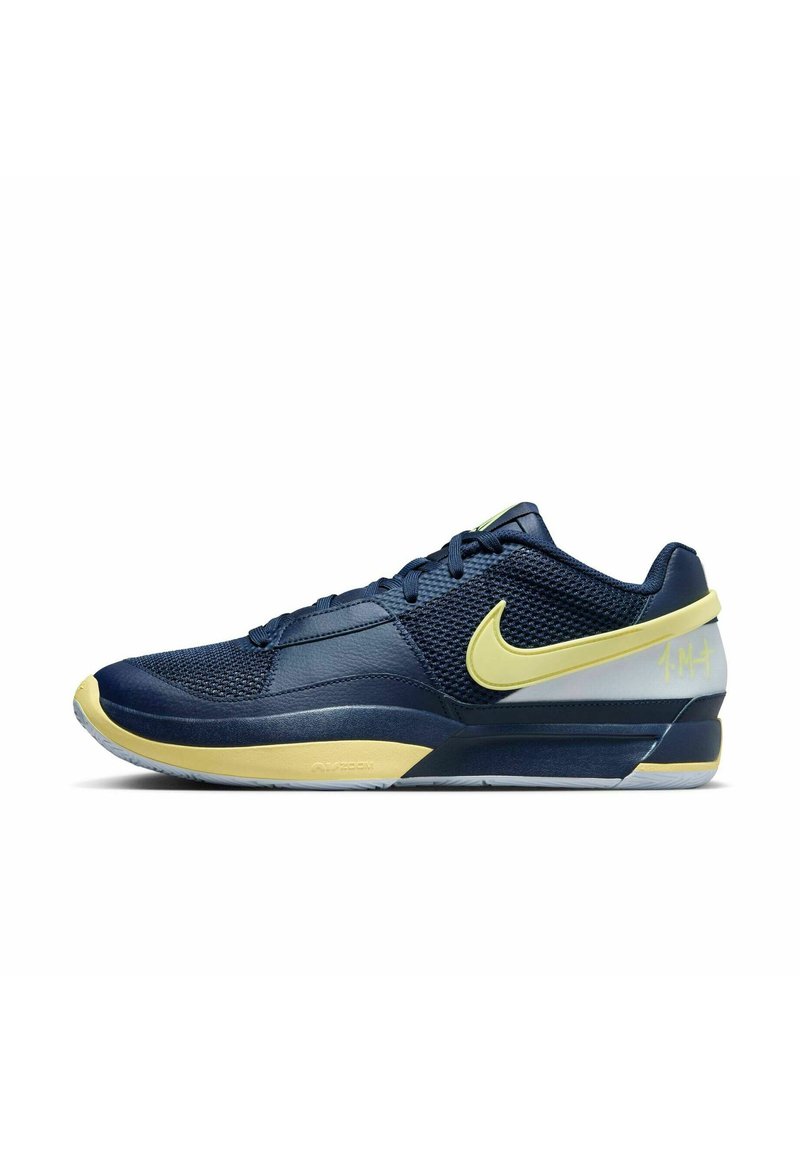 Niebieski but sportowy z siateczkową i syntetycznolskórzaną cholewką, gumową podeszwą, kontrastowym żółtym logo oraz fakturowanymi detalami.