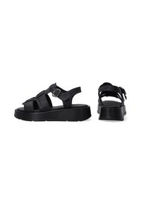 Schwarze Ledersandalen mit breiten Riemen, verstellbaren Schnallen, dicker Sohle und offenem Fersen-Design. Strukturierte Oberfläche und glatte Verarbeitung.