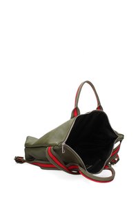 Zaino in pelle verde oliva con chiusura a zip, spallacci a righe rosse e grigie e un ampio interno nero.