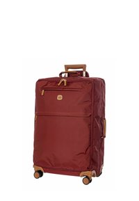 Valise en tissu bordeaux avec des accents en cuir brun, poignée télescopique, poche zippée à l'avant et quatre roues pour une maniabilité aisée.