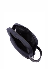 Borsa per laptop grigia scura con una superficie texturizzata, chiusura con zip e una singola tracolla. L'interno presenta scomparti e fodera.