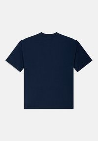 Tumši zils īsroku kokvilnas t-krekls. Tam ir apaļš kakla izgriezums un gluda, vienveidīga tekstūra bez redzamām logotipiem vai rakstiem.