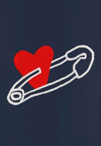 Cuore rosso ricamato su design a spilla da balia, contornato da filo bianco, su sfondo blu navy. Semplice e grafico.