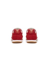 Sneakers in suede rosso con dettagli bianchi e suola in gomma. Presentano un branding dorato sul tallone. Superficie liscia e forma arrotondata.