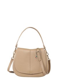 Beige leren handtas met een gebogen vorm, een enkele bovenhandgreep en een verstelbare schouderband. Kenmerkt zich door een klein driekleurig label en gouden hardware.