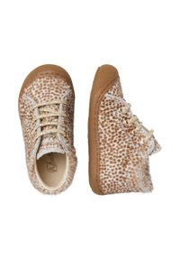 Baskets marron à pois avec un matériau en fausse fourrure moelleux, des lacets dorés et une semelle en caoutchouc. Caractéristiques d'un bout arrondi et d'un design bas.