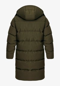 Lang olivengrøn, polstret vinterjakke med vandret quiltning og fast hætte, vist fra ryggen.
