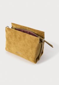 Piccola borsa a mano in camoscio e pelle color senape con cerniera argento parzialmente aperta che mostra l'interno rivestito in bordeaux e il logo del marchio in argento.