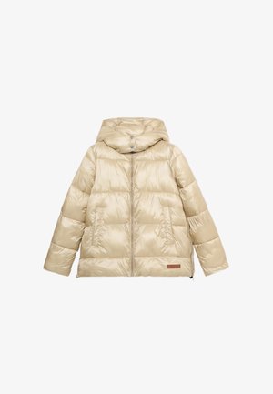 Kurtka puchowa w miękkim beżu z błyszczącym, pikowanym wykończeniem. Posiada kaptur, zamek błyskawiczny z przodu oraz mały skórzany akcent z logo na dolnym wykończeniu.
