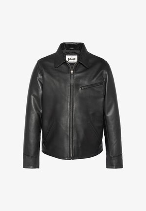 Chaqueta de cuero negra con cierre frontal, cuello puntiagudo, dos bolsillos laterales y un bolsillo en el pecho con cremallera, con una textura suave y un corte ajustado.