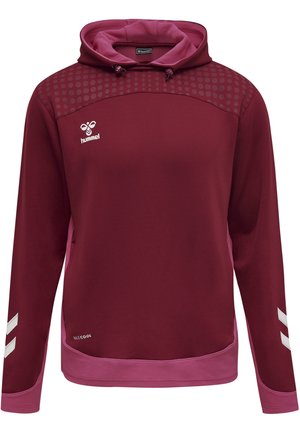 Bordeaux hættebluse med pink accenter og prikket mønster på skuldrene. Har hvide chevrons på ærmerne og et logo på brystet.
