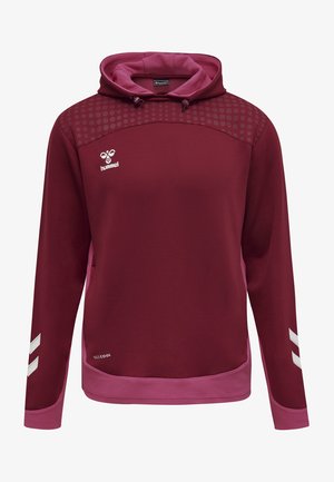 Burgundowa bluza z kapturem z różowymi akcentami i kropeczkowym wzorem na ramionach. Posiada białe chevrony na rękawach oraz logo na piersi.