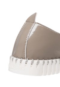 Grau lacklederne Schuhe mit einer weißen Gummisohle. Verfügt über gestickte Akzente und ein glattes, glänzendes Finish. Abgerundetes Design mit seitlichen Details.