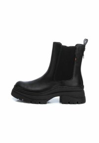 Stivali Chelsea in pelle nera con pannelli laterali elasticizzati, un tassello per il sollevamento e una suola spessa. Texture liscia con dettagli di cucitura evidenti.