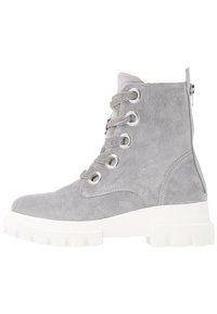 Szary zamszowy botek do kostki z grubą białą podeszwą, wyposażony w frontowy sznurowany wzór, metalowe przelotki oraz detal bocznego zamka.