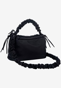 Pequeño bolso negro con asa de tela fruncida y correa larga de hombro fruncida a juego sobre fondo blanco.