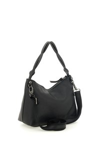 Borsa a mano in pelle nera con finitura testurizzata, chiusura con zip, doppie maniglie e tracolla rimovibile. Presenta dettagli in metallo color argento.