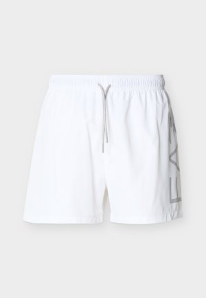 Valkoiset uima-shortsit, jotka on valmistettu kevyestä materiaalista. Niissä on joustava vyötärönauhavyö, jossa on kiristysnaru, sekä suuri painettu logo sivussa.