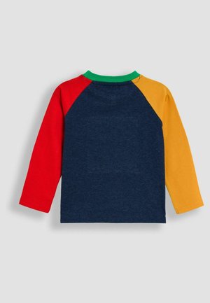 Langarm-T-Shirt mit einem dunkelblauen Körper und roten, gelben sowie grünen Raglanärmeln. Weicher Baumwollstoff mit einem klassischen Rundhalsausschnitt.