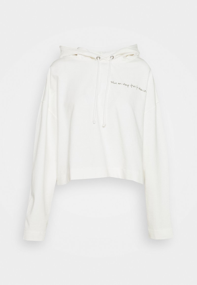 Skuren vit hoodie tillverkad av mjukt tyg med dragsko i huvan. Den har broderad text framtill och långa ärmar.