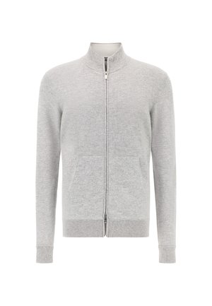 Lichtgrijze ritscardigan van zachte gebreide stof. Heeft een hoge kraag, twee voorzakken en ribgebreide manchetten en onderrand.