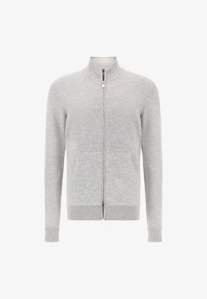 Svetlo šedý zapínací sveter vyrobený z mäkkej pleteniny. Obsahuje vysoký golier, dve predné vrecká a rebrované manžety a lem.