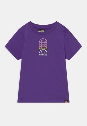 Lilla kortærmet t-shirt lavet af bomuld med rund halsudskæring. Har en flerfarvet stablet grafik med "ellesse"-logoet på forsiden.