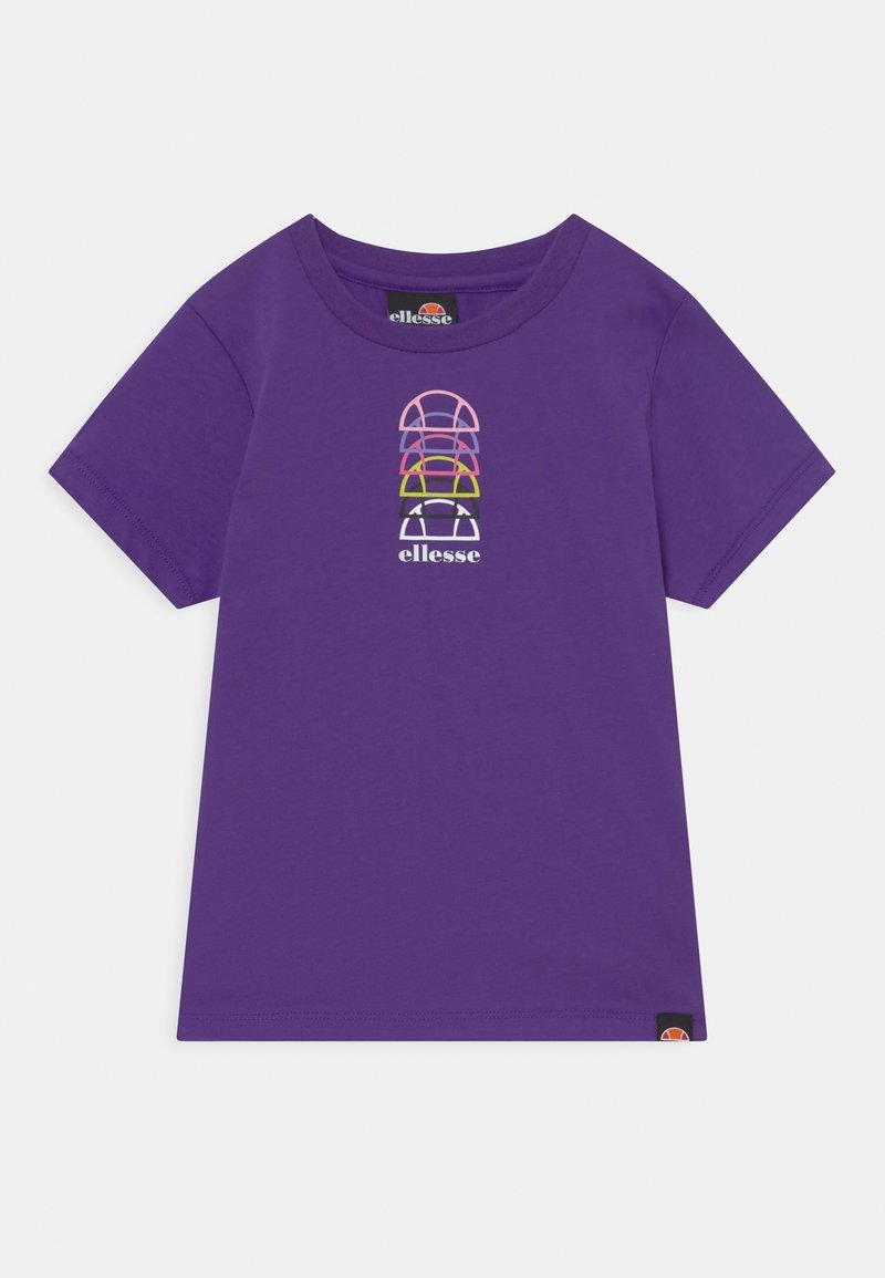 Camiseta morada de manga corta hecha de algodón con cuello redondo. Presenta un logo gráfico apilado multicolor de "ellesse" en la parte delantera.