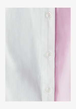 Valkoinen puuvillapaita, jossa on vaaleanpunaisia yksityiskohtia, painonappilistalla, sileä tekstuuri ja kontrastivärit oikealla puolella.