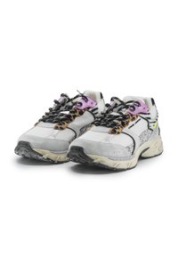 Baskets sportives avec un mélange de matériaux, comprenant du daim gris et du mesh blanc. Présentent des lacets noirs, des détails roses et une touche de motif léopard.