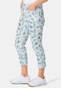 Bloemmotief cropped broek in lichtblauw en wit, gemaakt van zachte stof; voorzien van twee voorzakken en een aansluitend ontwerp.