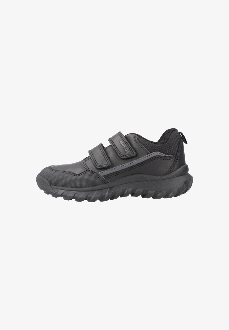 Chaussure de sport noire avec deux brides réglables à velcro, col rembourré, semelle texturée et détail de marque sur le côté.