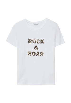 T-shirt en coton blanc avec le texte "ROCK & ROAR" dans un motif léopard. Coupe classique avec des manches courtes et un col rond.
