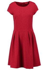 Robe rouge à manches courtes en tissu texturé, col rond, taille ajustée et jupe plissée, fermeture éclair au dos.