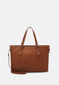 Sac fourre-tout en cuir marron avec deux poignées supérieures et une bandoulière amovible. Texture lisse avec des détails de couture subtils.